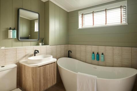 T The Beachfront - Principle Bedroom