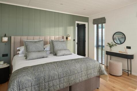 The Tideline Lodge - En suite Bedroom