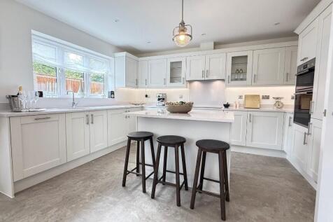 Fully fitted kitchen