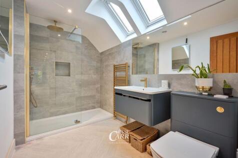 Bedroom Two: En-Suite