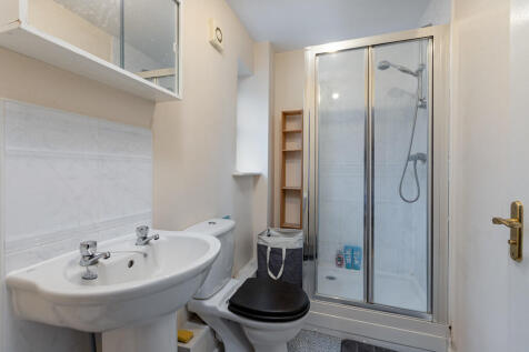 En-suite shower r...