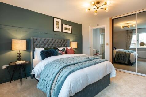 King-size bedroom with en-suite shower room