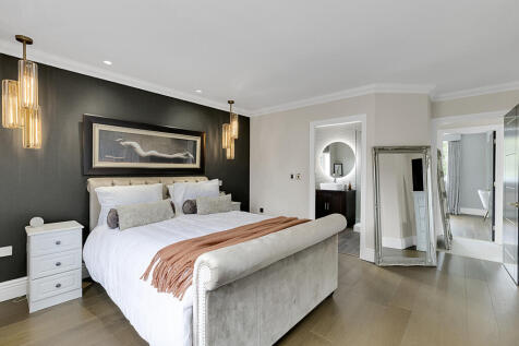 Second master bedroom with en-suite