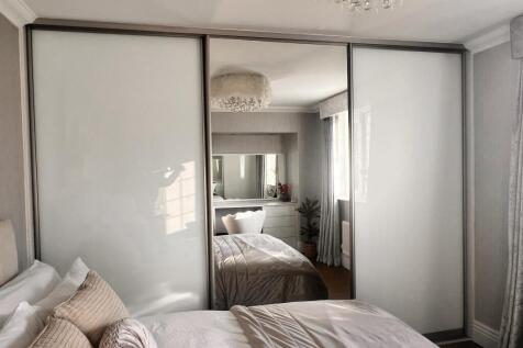 Built in dressing table and sliderobes.jpg