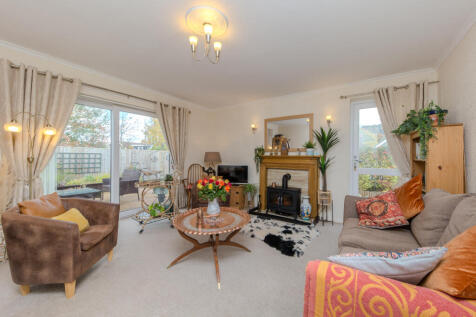 4 SandringhamRoad lounge 1.jpg