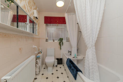 4 SandringhamRoad bathroom 1.jpg