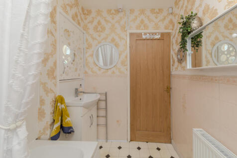 4 SandringhamRoad bahtroom 2.jpg