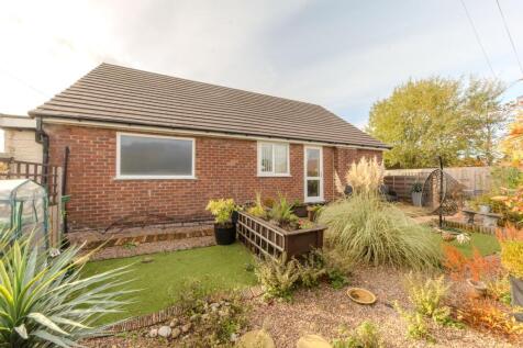 4 SandringhamRoad garden deck 7.jpg