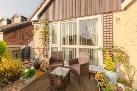 4 SandringhamRoad private patio 2.jpg