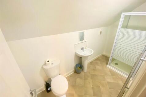 Ensuite- Room 6 .jpeg