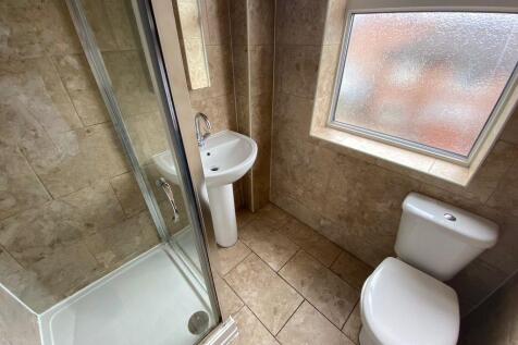 shared bathroom 1st floor