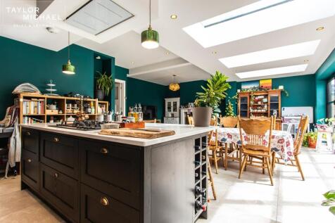 Kitchen / Dining Area