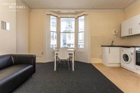 Living Room / Kitchen