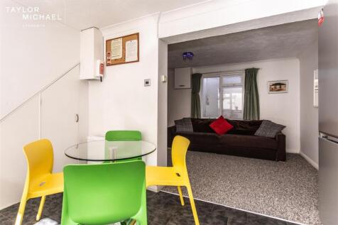 Livingroom/Dining Area