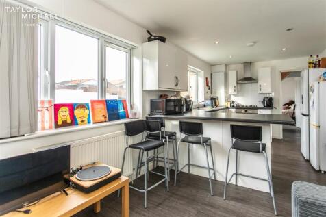 Kitchen / Dining Area