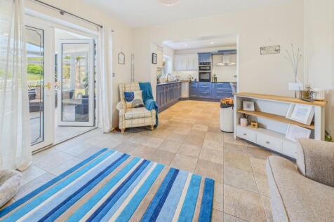 Kitchen Diner / Snug