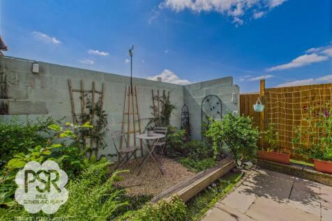 Private Rear Garden - Alfresco Dining Area