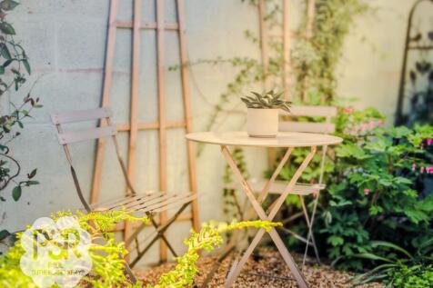 Private Rear Garden - Alfresco Dining Area