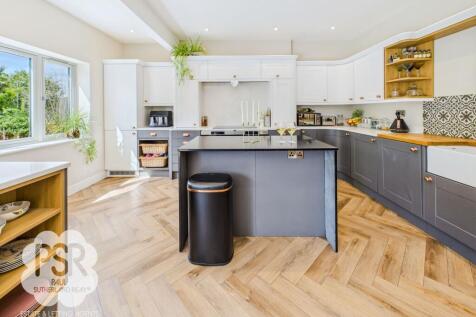 Spacious Family Kitchen