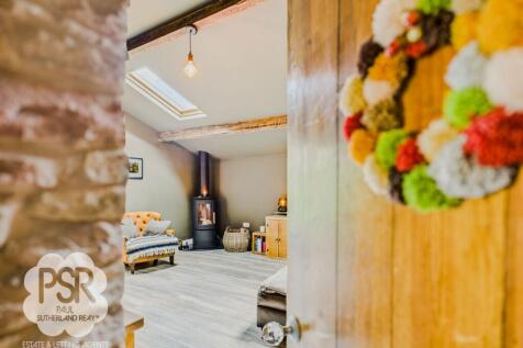 Into the Snug Lounge