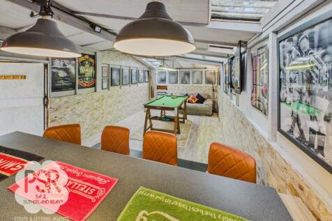 Bar and Entertaining Room