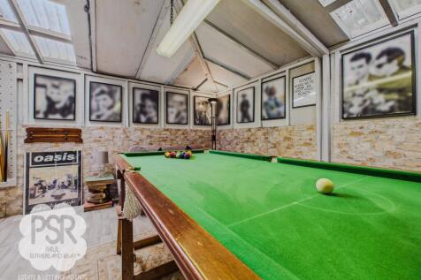 Bar and Entertaining Room