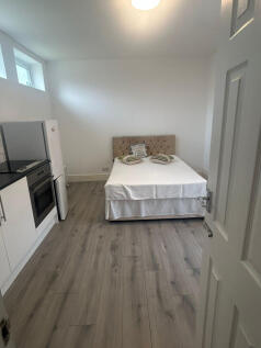 Studio flat in Hendon central. Some bills include