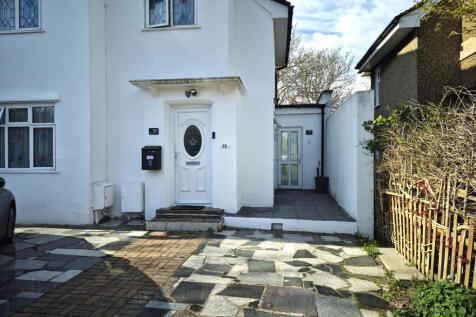 One bedroom flat in Canons Park