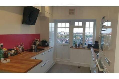 Three-bedroom apartment in Hendon Central-Florenc