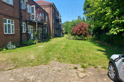2 bed flat to rent Canons Park Close, London HA8