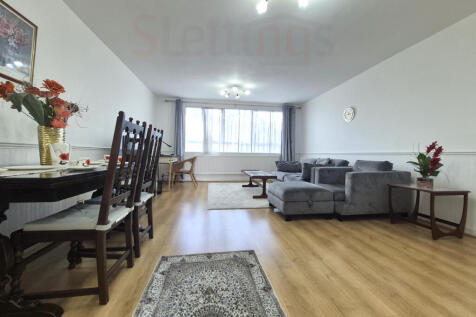 3 bedroom flat with parking in Hendon
