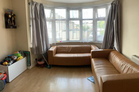 Spacious Three-Bedroom First Floor Flat ¿ Prime