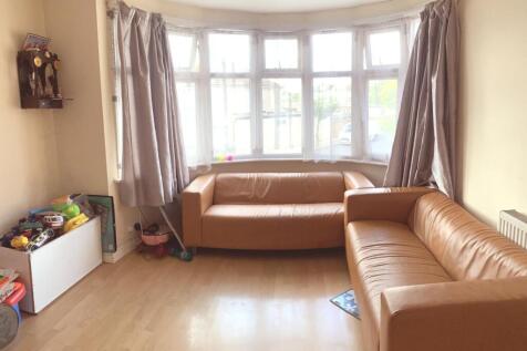 Spacious Three-Bedroom First Floor Flat ¿ Prime