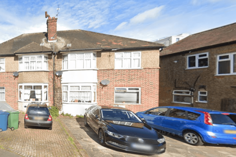 Two Bedroom Ground Floor Flat in Rayners Lane Har