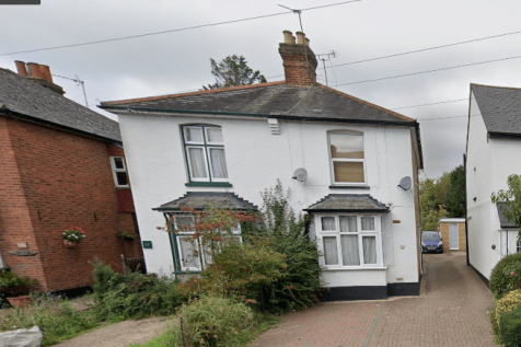 One Bedroom first floor flat in High street, Nort