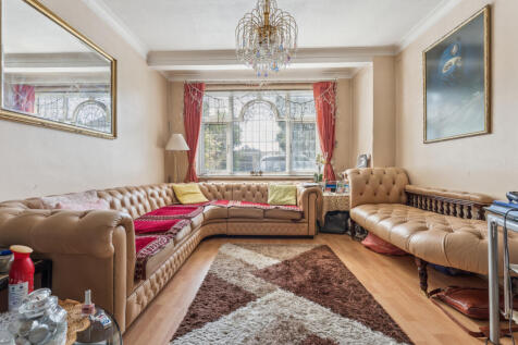 Three Bedroom Semi Detached House in Northolt