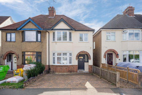 Modren Recently frfurbished Three Bedroom House I