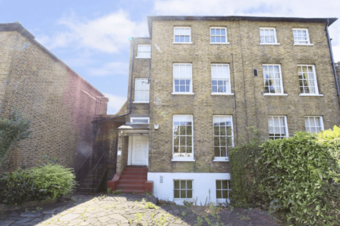 A spacious one bedroom first floor flat in uxbrid