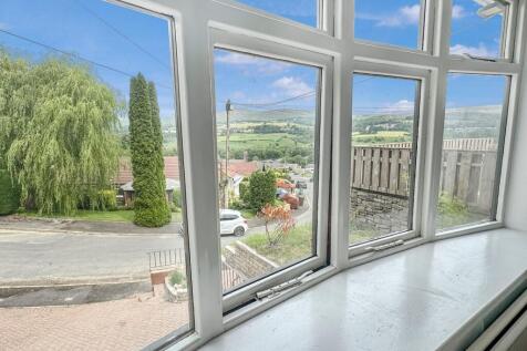Bright &amp; Spacious Living Room with Lovely Views