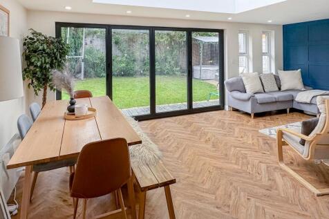 Dining/Lounge Area