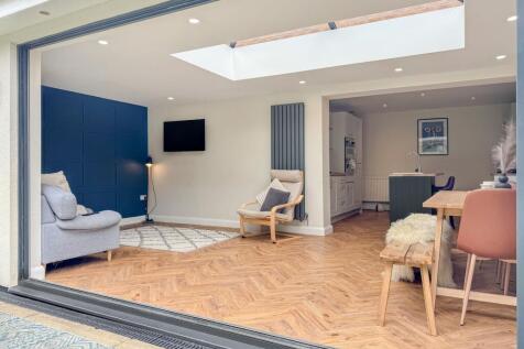 Dining/Lounge Area