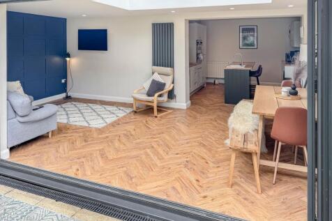 Dining/Lounge Area