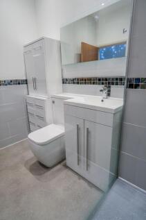 &#x1f6c1; Stylish Main Bathroom ¿ Modern Comfort and Space