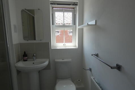 En-suite to rear ...