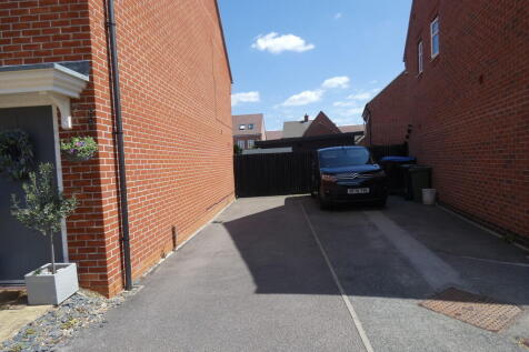 Driveway for 2 ve...