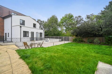 RCWREALTY- flat , 18-20 hoop lane- communal garden