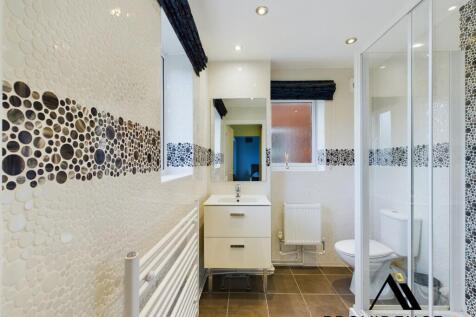 En-suite to Master Bedroom
