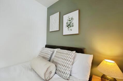 pbox-bedroom-322878.jpg