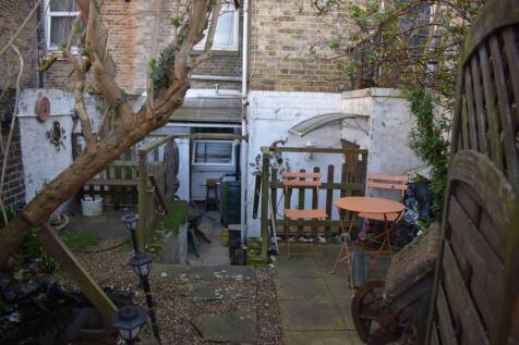 PRIVATE SEATING NOOK 1