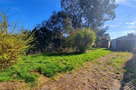 REAR GARDEN TO GARGAE